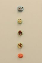 「すとーりーぼたん」 陶　H10×W23×D20mm　2021