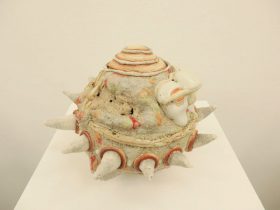 「気持ちの内側」陶、アクリルガッシュ　H170×W210×D210mm　2021