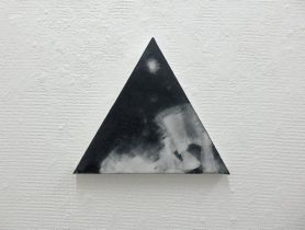 「Locus」キャンバス、岩絵具、膠　21.5×25.2cm　2021