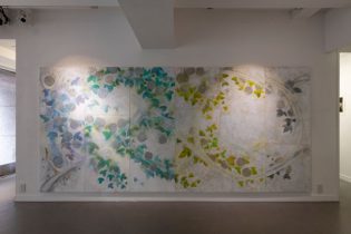 「アサガオ」水可溶性油絵具、彩墨、アクリル、木製パネル　186×386cm　2022（撮影：坂田峰夫）