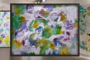 「swop ful 2」彩墨、アクリル、布ペン、溶かした布　60×80cm　2022（撮影：坂田峰夫）