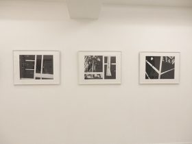 （左から）「Over Frameworks #5〜#6」インクジェットプリント、ポリ塩化ビニル　各400×534mm　2022