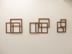 （左から）「木枠を重ねる（ほとんと作らない）#1〜#3」木枠、ビス　2022