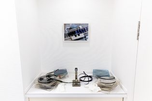 「雪上のフィルム（私と父を関係づける）」スプライサー、8mm、リール、手袋、写真　サイズ可変　2022