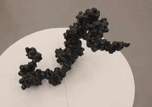 「律動 2022.1」漆、布、砥粉　94×70×72cm　2022