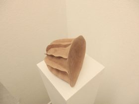 「untitled」木　80×95×105mm　2021