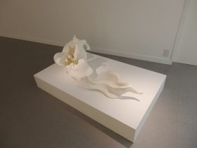 「花の遊吟Ⅱ」 陶、釉薬、下絵の具、手捻り　45×128×42cm　2021