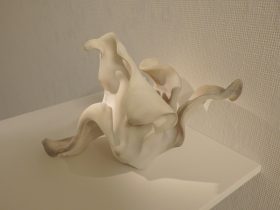 「花の遊吟Ⅲ」 陶、釉薬、下絵の具、手捻り　16×25×23cm　2022