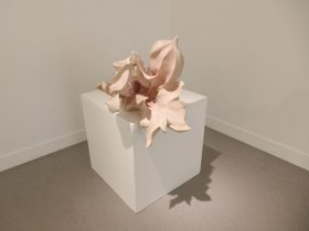 「花の遊吟Ⅴ」 陶、釉薬、下絵の具、手捻り　41×38×45cm　2022