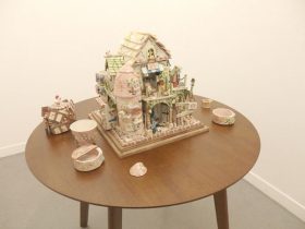 「Tea Time Set Flower Café」 磁土・金絵付け　300×300×430mm　2022