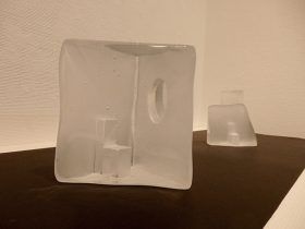 （手前）「Hide and Seek_space」ガラス　2023