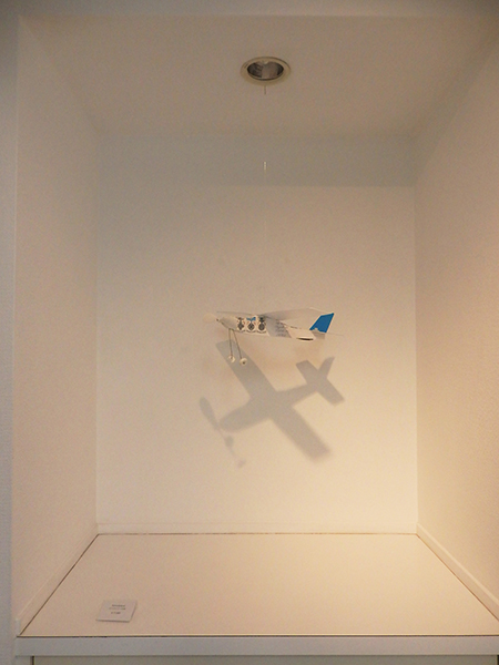 「Airmailplane」使用済み航空郵便、模型飛行機 　H17.5×W37.8×D32.5cm　1998