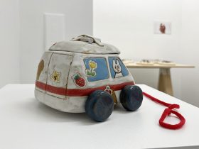 「help you!」 陶、アルミ　127×160×180mm　2023