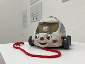 「help you!」 陶、アルミ　127×160×180mm　2023