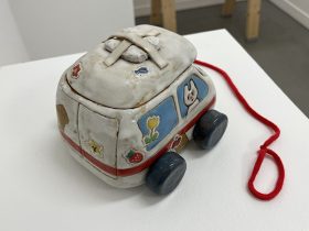 「help you!」 陶、アルミ　127×160×180mm　2023