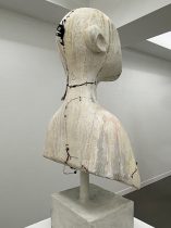 「あなたを保つもの」 陶、コンクリート、電子部品、はんだ、釘、木材、ウレタンスポンジ、銅　H820×W280×D250mm　2023