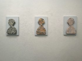 「わたしたち」陶、銀、銅、パネル　（各）270×60×400mm　2023