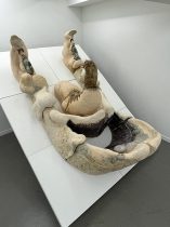 「目が開く」陶土　86×224×139cm　2023