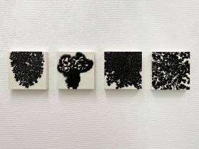 （左から）「胞」「サテライト」「緑粒」「すずなり」墨、雁皮紙、木製パネル　18.5×18.5cm　2022