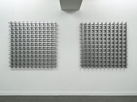 （左）「層一格子 1200-1」 （右）「層一格子1200-2」アルマイト加工されたアルミニウム　H120×W120×D8cm　2023