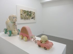 「たのしいエサやり！」 陶、木材、アクリル絵具　H288×W799×D150mm　2024