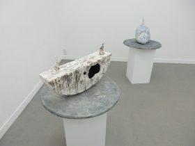 （手前）「あがりこさがりこ」（奥）「星芒」