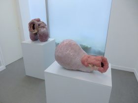 「求愛への入り口」 陶、人工毛、アクリルガッシュ 2024