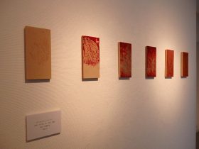 「赤のMotion（スケッチ）」木の板、漆、金箔、螺鈿　2023