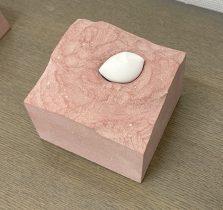 「たまごのなかで　おこっていること」大理石、砂岩　2025