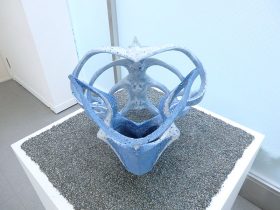 「飛」上信楽粘土、練り込み顔料、シャモット　H46×W58×D55cm　2024