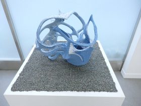 「飛」上信楽粘土、練り込み顔料、シャモット　H46×W58×D55cm　2024