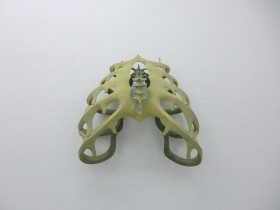 「蛾」陶土、練り込み顔料、シャモット　H35×W50×D50cm　2025