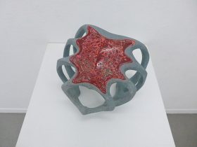 「転生」陶土、練り込み顔料、彩石、漆、色漆　H30×W27×D25cm　2023