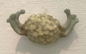 「ヨロコビ」陶土、釉薬　約90×145×40mm　2025