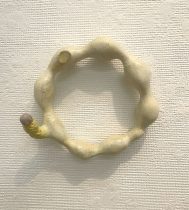 「水の唄」陶土、釉薬　約160×165×55mm　2025