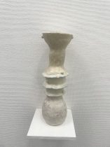 「雨粒のついたファウンテン」陶土、釉薬、硝子　約315×104×100mm　2025