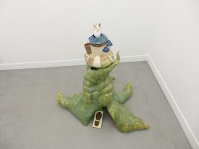 「のぼって　のぼって」 陶土 H925×W970×D650mm 2025