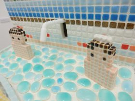 「おふろ美術館」 陶、石粉粘土 H235×W240×D220mm 2025