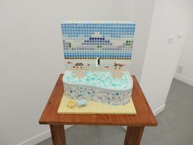 「おふろ美術館」 陶、石粉粘土 H235×W240×D220mm 2025