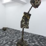 「記憶のほとり」モルタル、陶、鉄　サイズ可変　2025