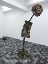 「記憶のほとり」モルタル、陶、鉄　サイズ可変　2025