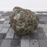 「記憶のほとり」モルタル、陶、鉄　サイズ可変　2025