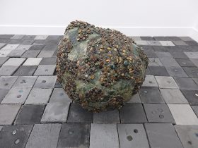 「記憶のほとり」モルタル、陶、鉄　サイズ可変　2025