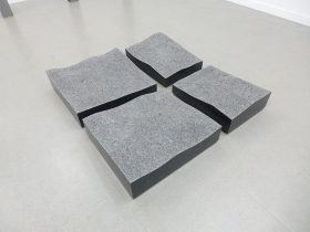 「揺らぎのあるかたち」黒御影石　15×115×107cm　