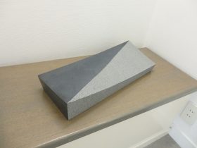 「反りのあるかたち」黒御影石　9×50×19cm
